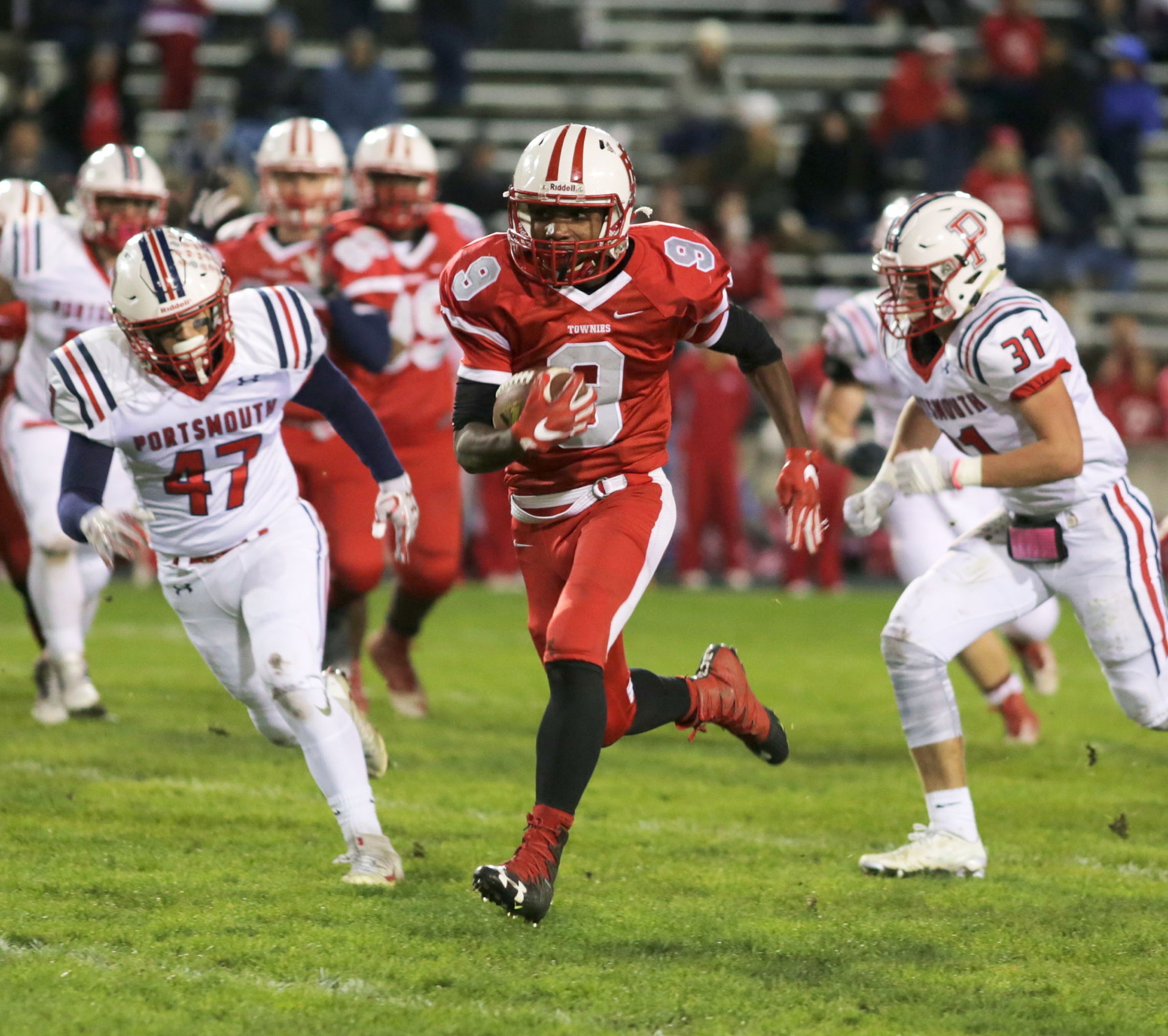 Sophomore Dion Hazard breaks away from Portsmouth defenders and runs for a touchdown.